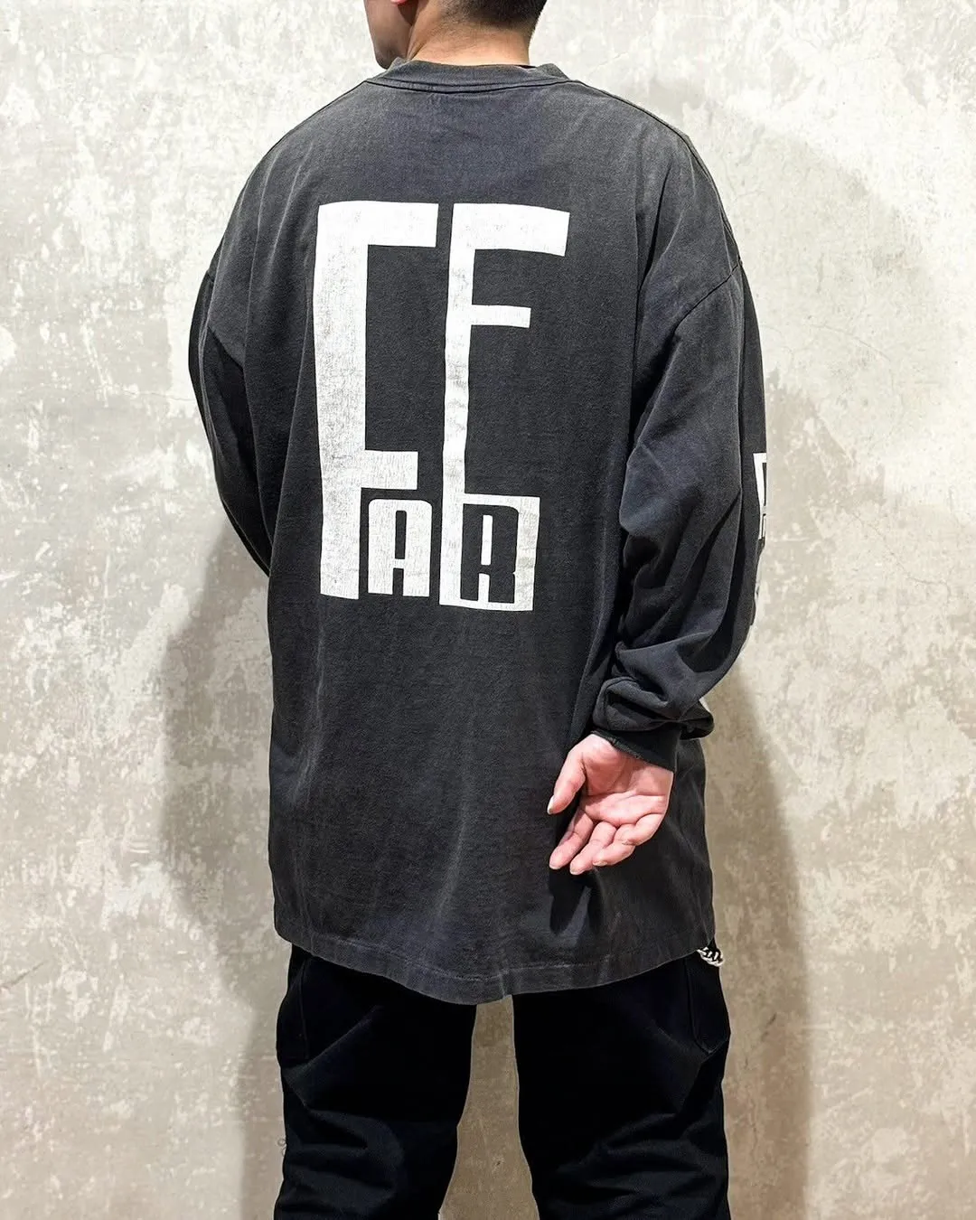 SAINT Mxxxxxx × FEAR OF GOD FG_LS TEE/SNT OF GOD/BLK FOG co-branded model SAINT OF GOD/ETERNAL prayer sight long sleeves, washed black S-XL, this season's major co-branded model, FOG manager JERRY personally carries the goods. The SAINT OF GOD series collaboration has gained quite a lot of buzz. Customized original co-branded SAINT OF GOD main label/washed label. Top-notch printing technology. Using silver sand and cracked pulp on the front and rear panels and heavy washing water to create a natural washed effect of printing, deep restoration